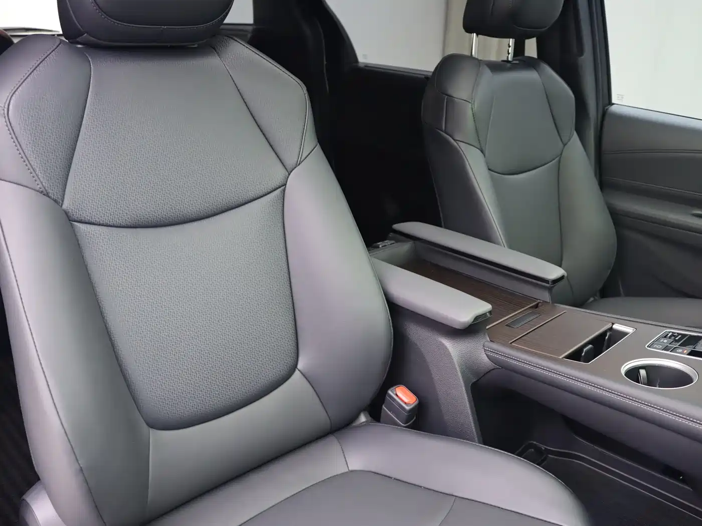 Toyota Granvia 2026 2026 Model 2.5L Hybrid Comfort Edition