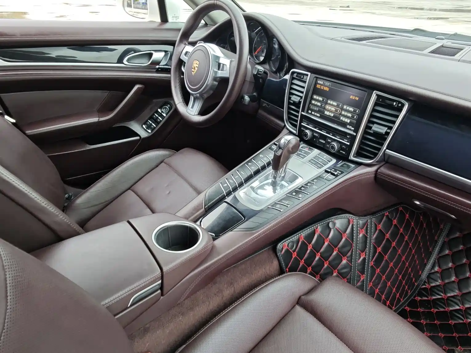 Photo 17 - Porsche Panamera
