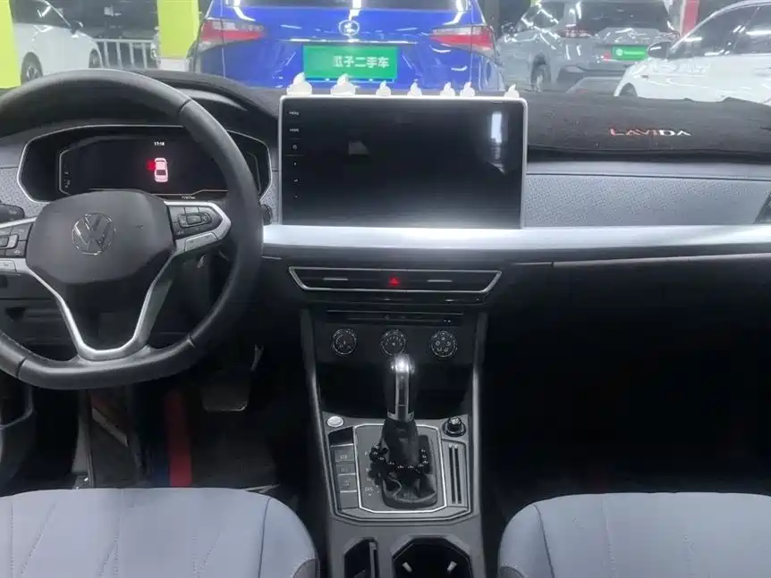 Volkswagen Lavida 2023 1.5L Auto Five Million Edition фото 13