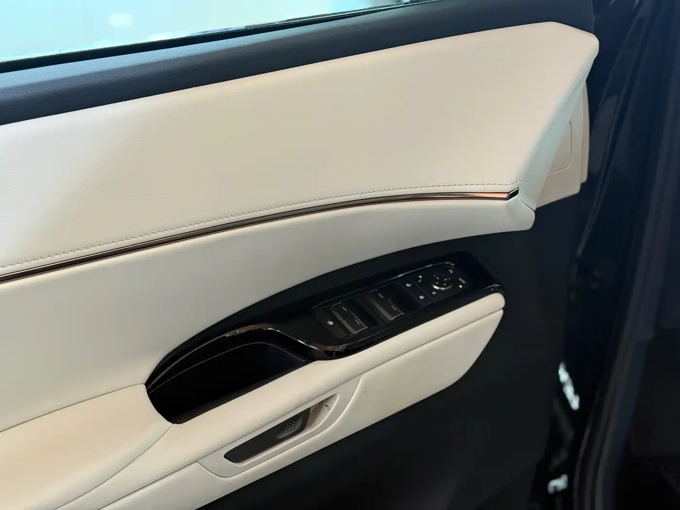 Lexus LM 2023 500h 6-Seater Prestige Edition фото 7