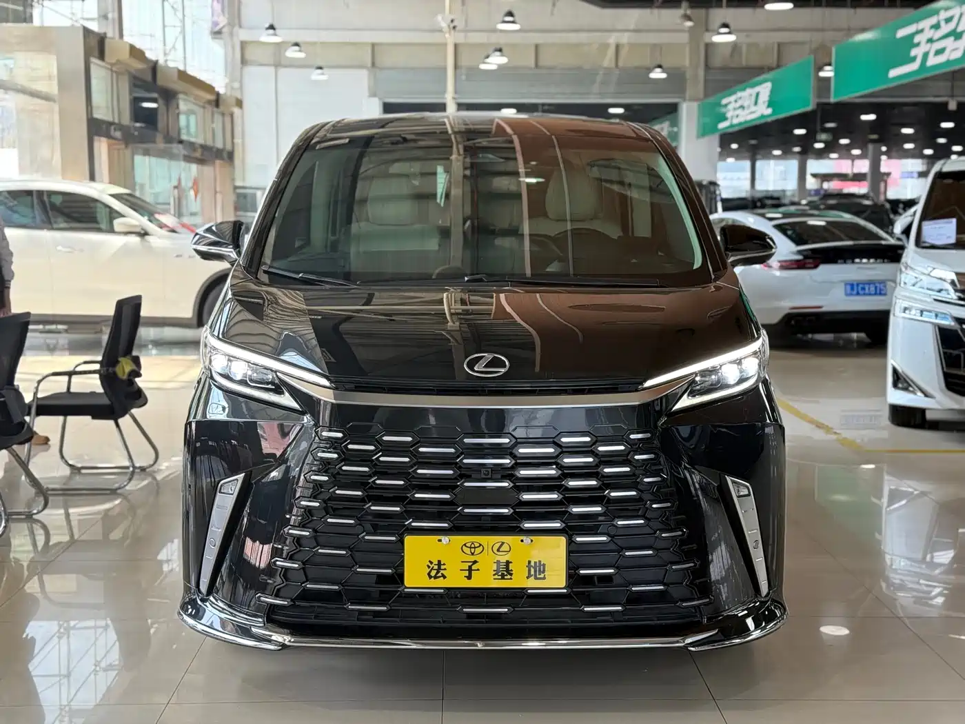 Lexus LM 2023 500h 6-Seater Prestige Edition фото 2