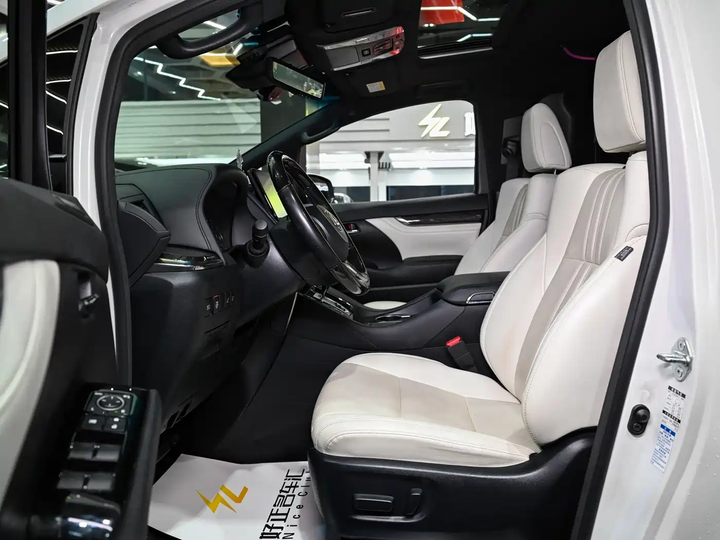 Lexus LM 2020 300h 4-Seat Imperial Edition фото 13