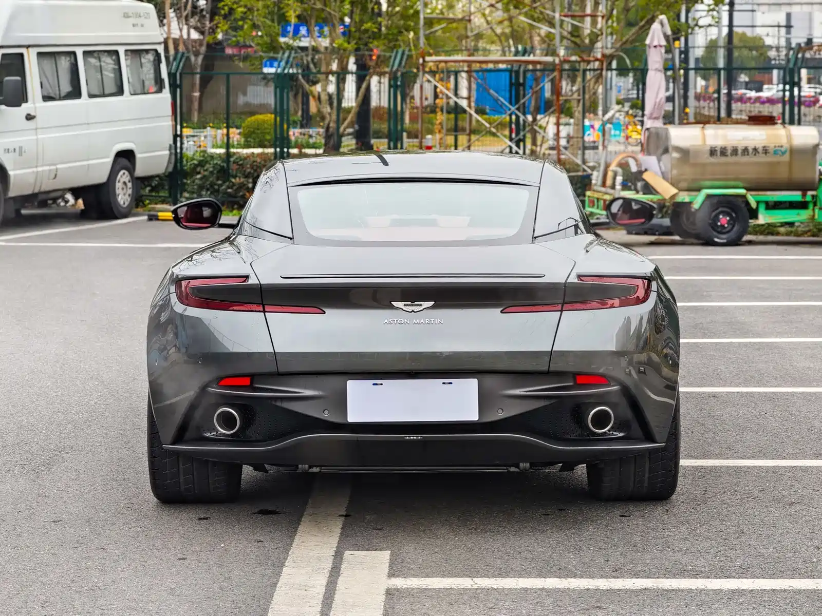 Фото 4 - Aston Martin DB11