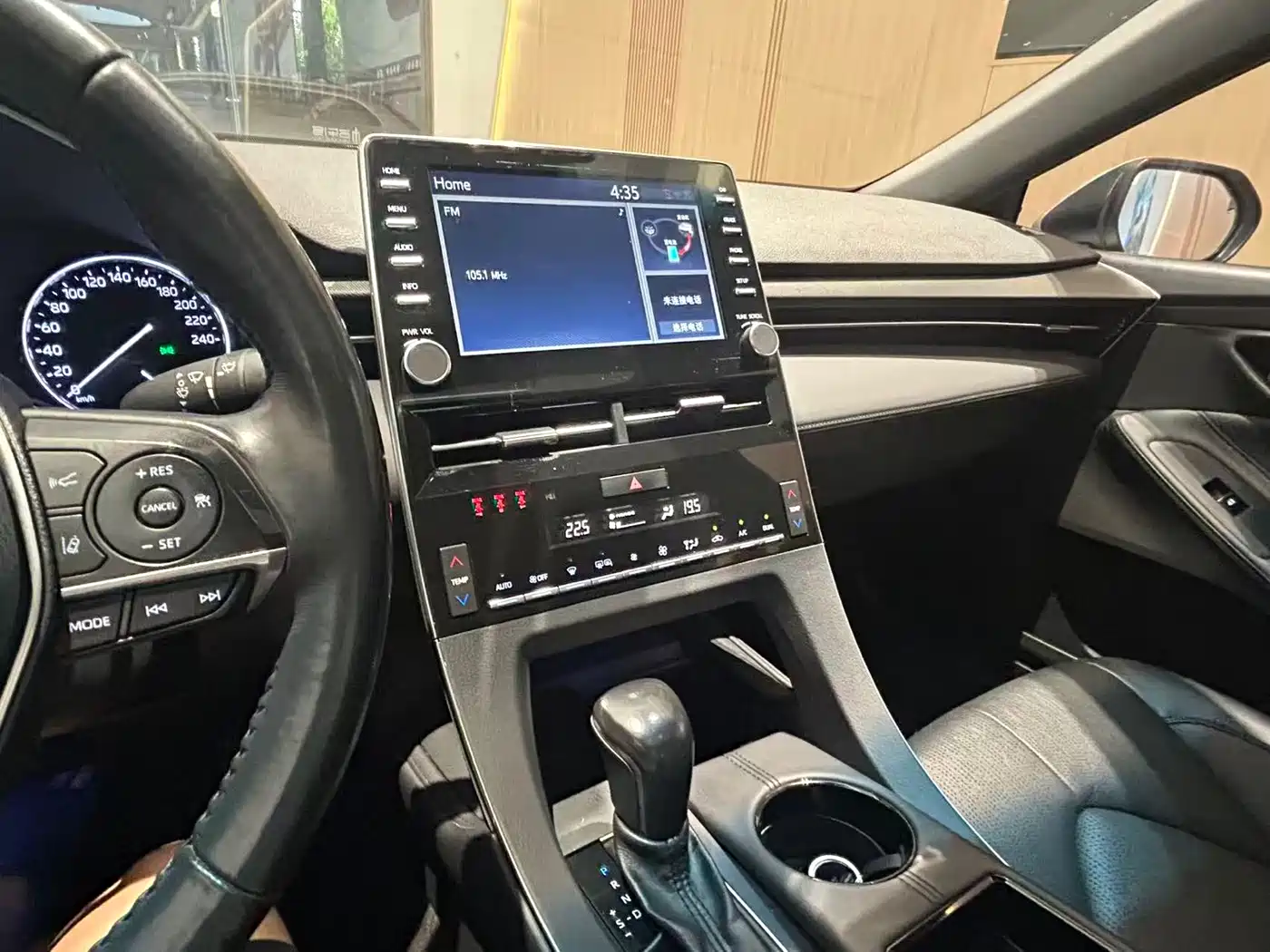Toyota Avalon 2019 Hybrid 2.5L Luxury Edition China V фото 17