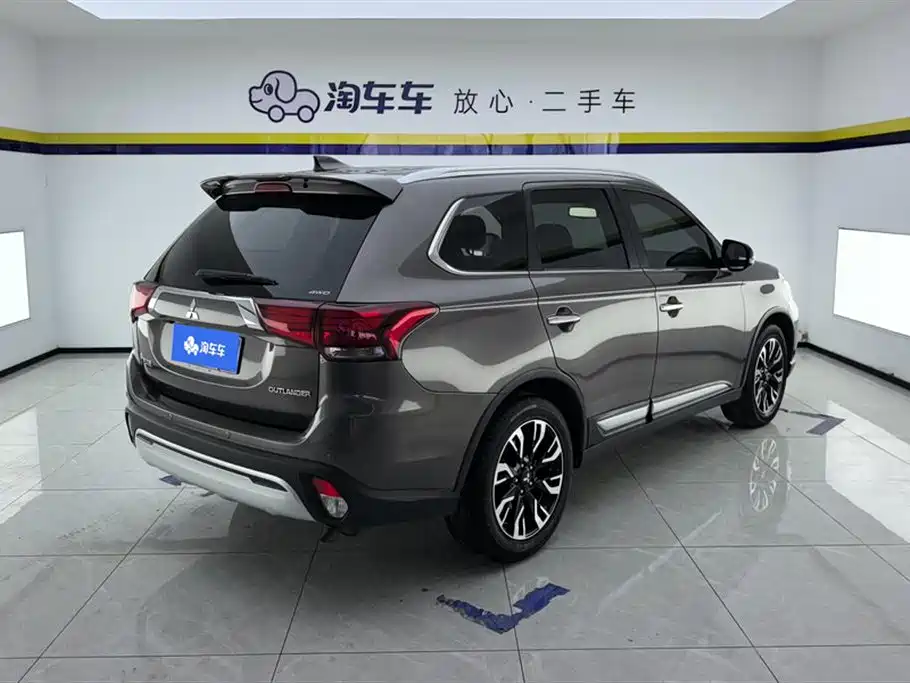 Mitsubishi Outlander 2020 2.4L 4WD Luxury 5-seater фото 3