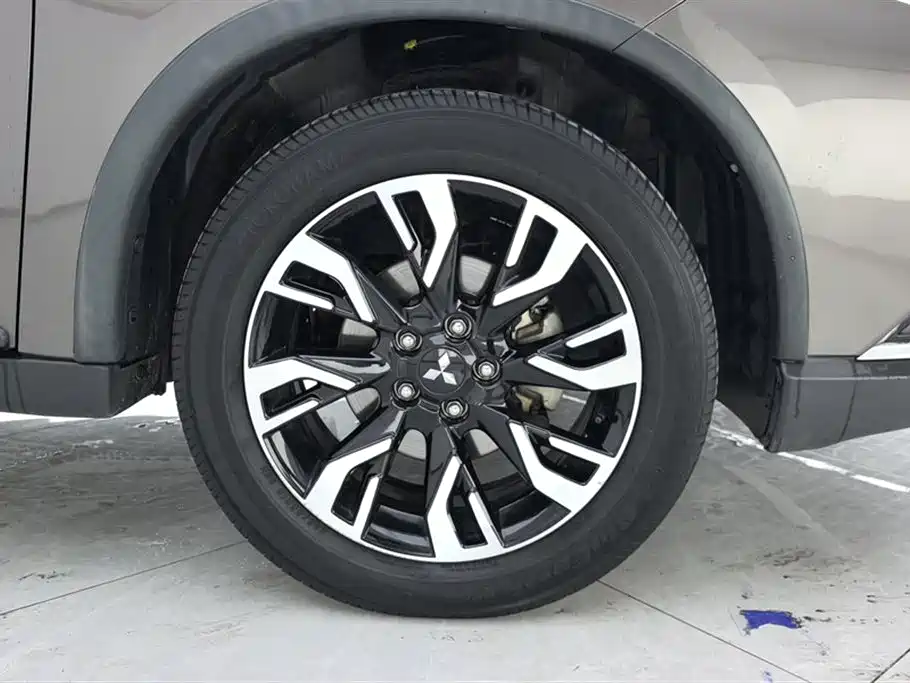 Mitsubishi Outlander 2020 2.4L 4WD Luxury 5-seater фото 6