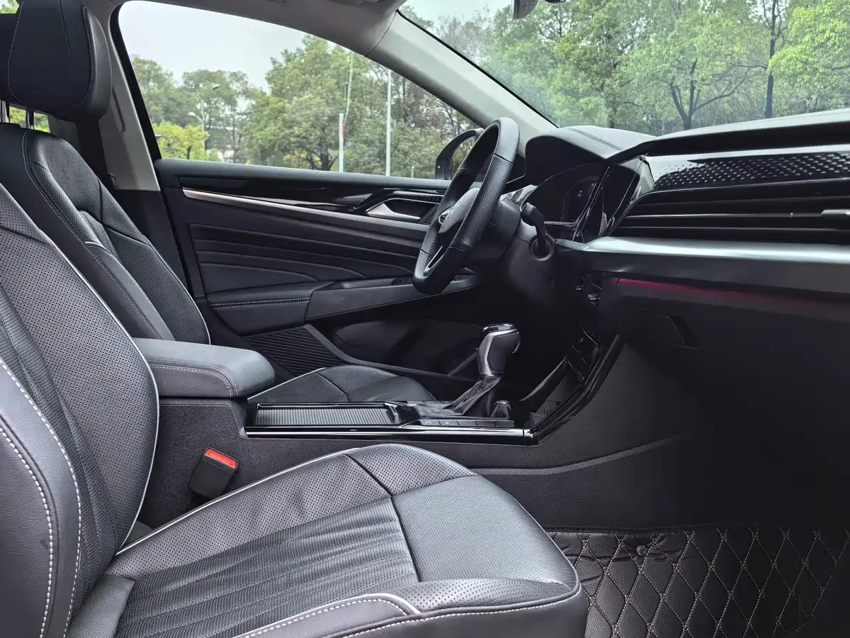 Volkswagen Passat 2023 330TSI Starlight Luxury Edition фото 11