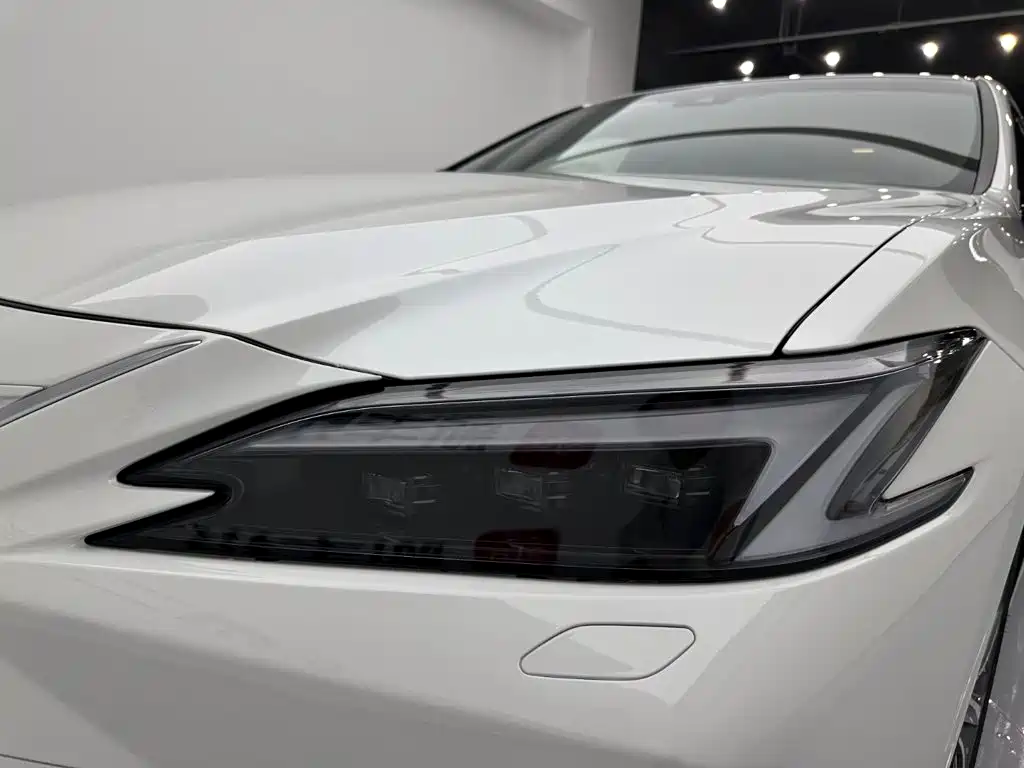 Lexus ES 2025 2025 300h Ultimate Edition