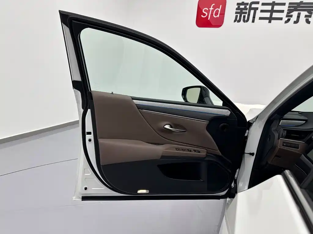 Lexus ES 2025 2025 300h Ultimate Edition