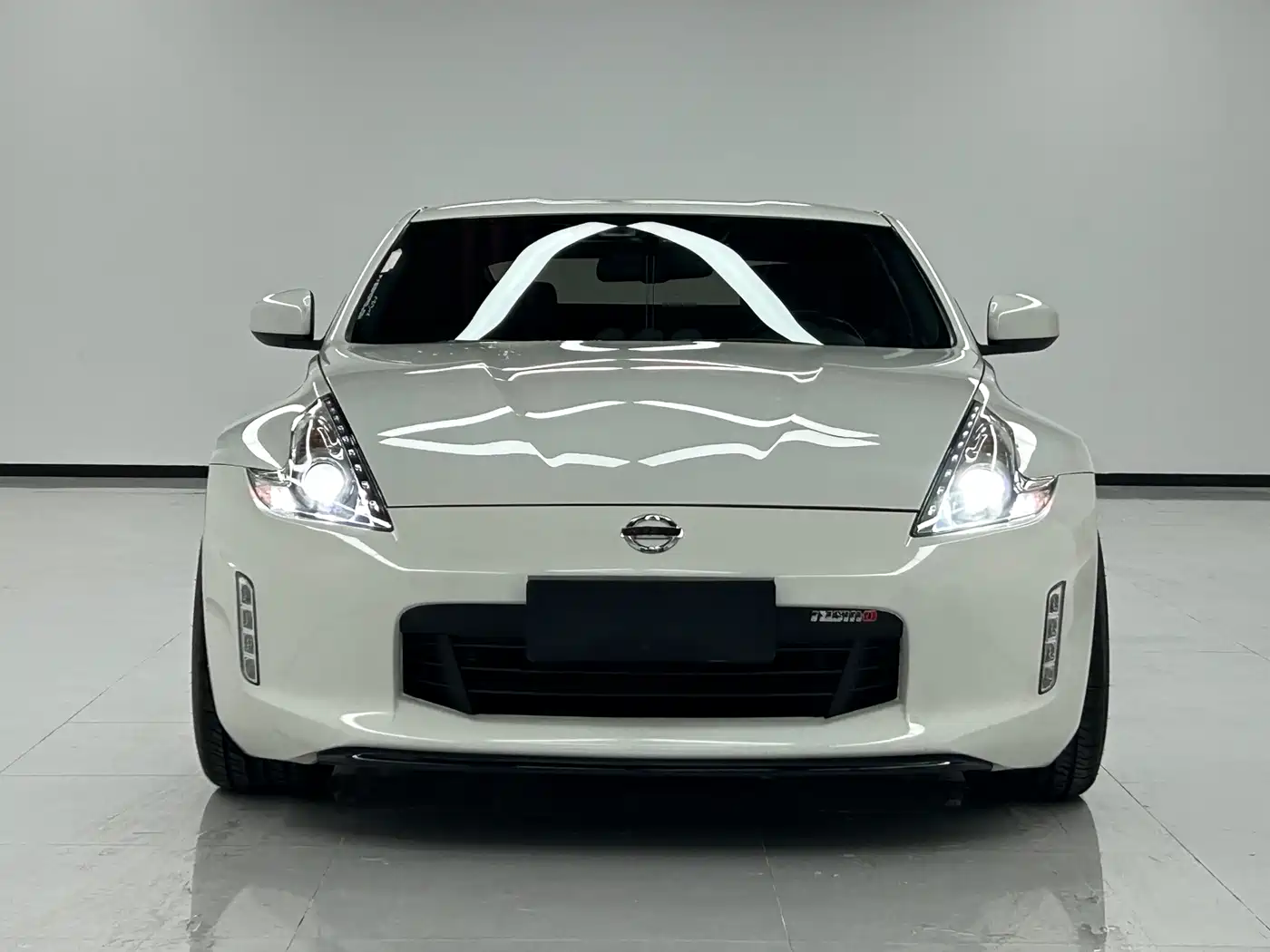 Nissan 370Z 2013 3.7L Coupe фото 2