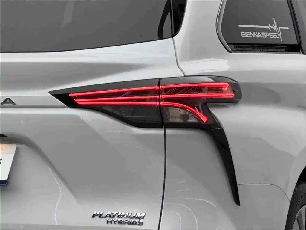 Toyota Sienna 2023 2.5L Hybrid Platinum Edition фото 18