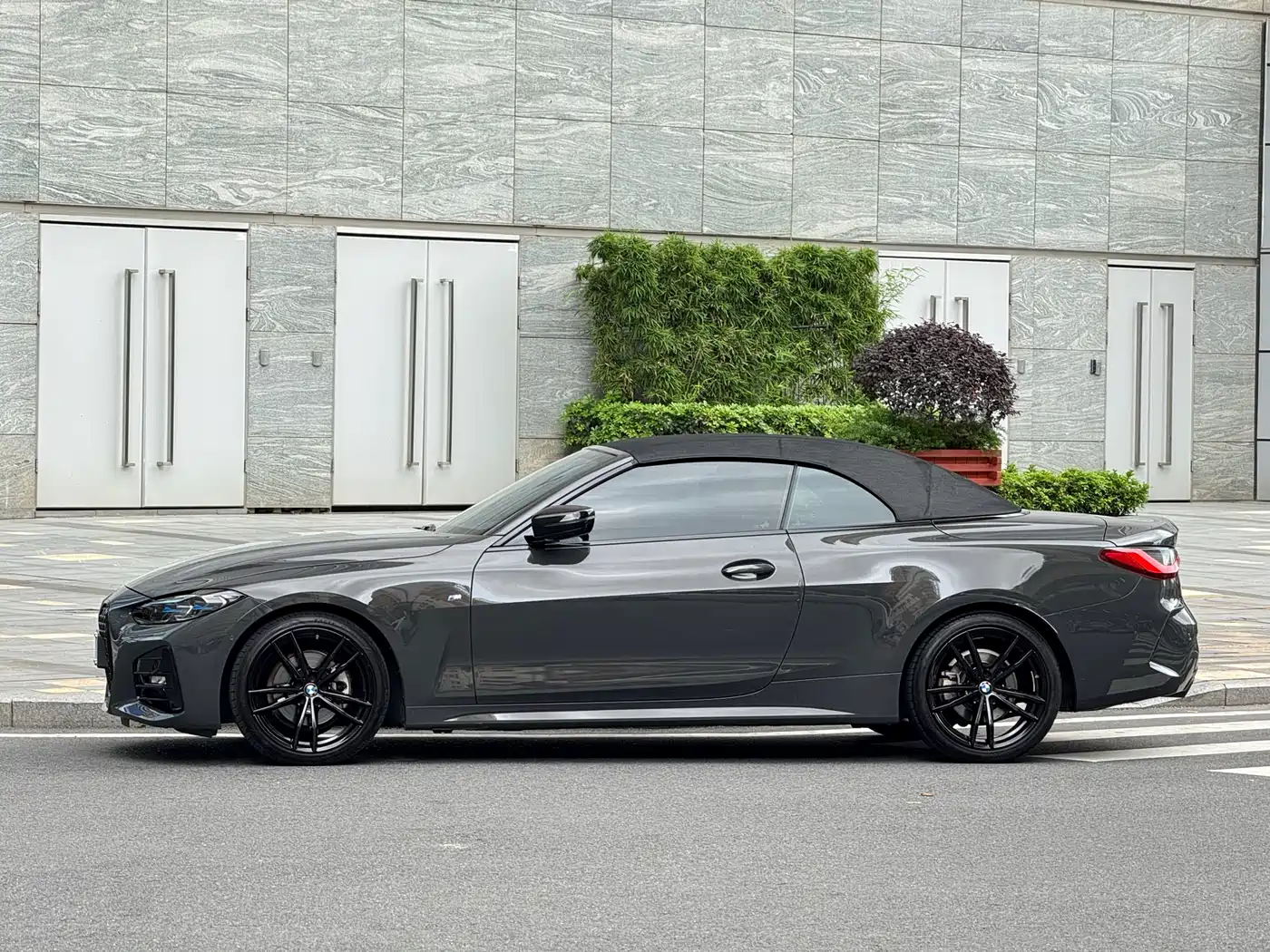BMW 4 Series 2022 425i Convertible M Sport Shadow Night Package фото 19