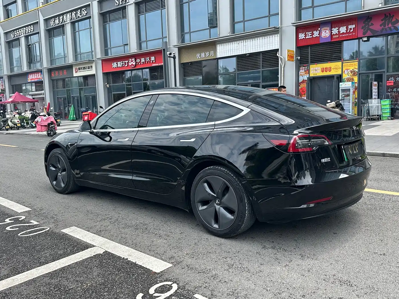 TESLA MODEL 3