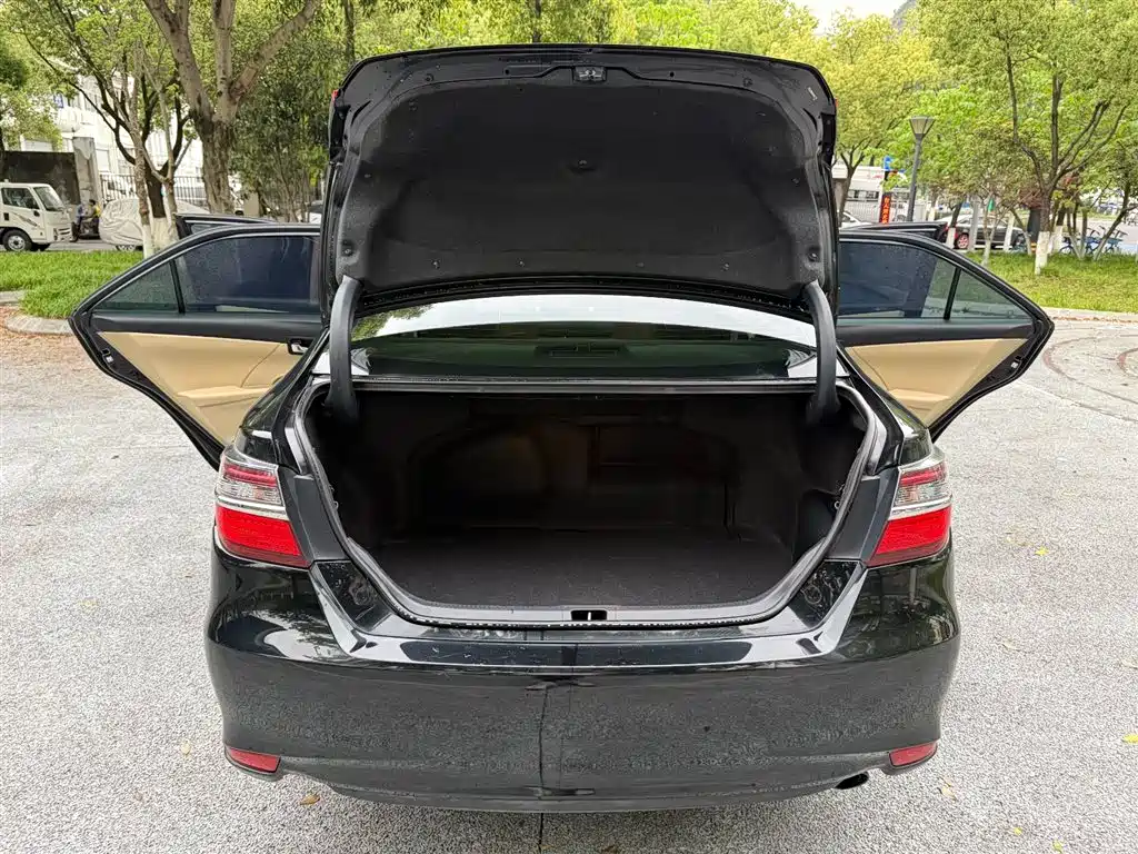 Toyota Camry 2016 Hybrid 2.5HG 10th Anniversary Luxury Navigation Edition фото 23