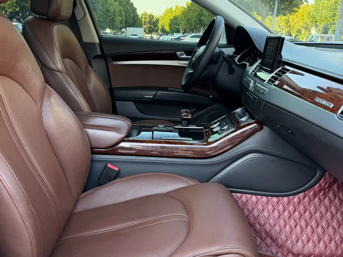 Фото 10 - Audi A8