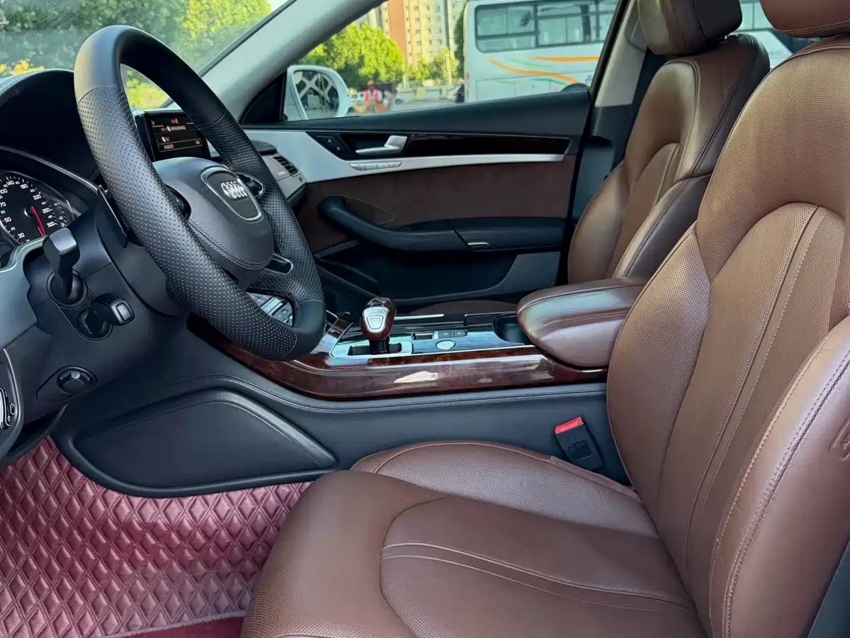Photo 8 - Audi A8