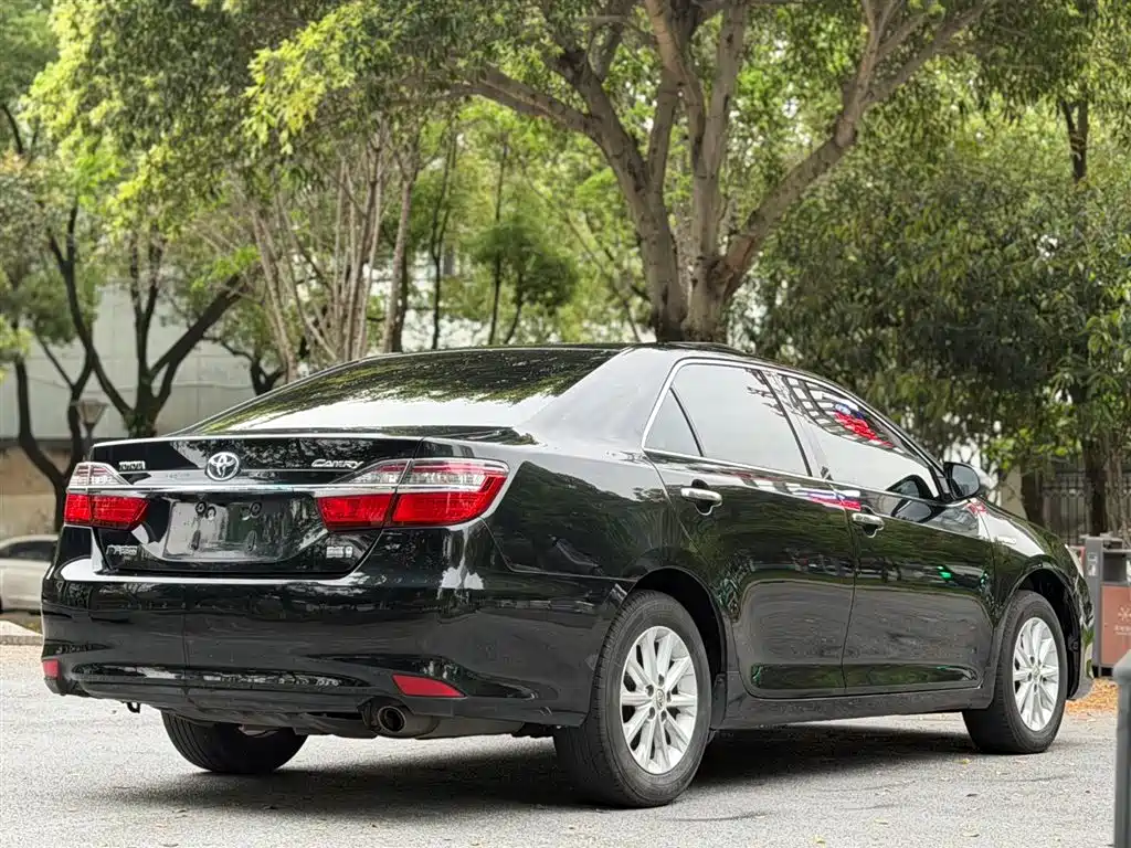 Toyota Camry 2016 Hybrid 2.5HG 10th Anniversary Luxury Navigation Edition фото 6