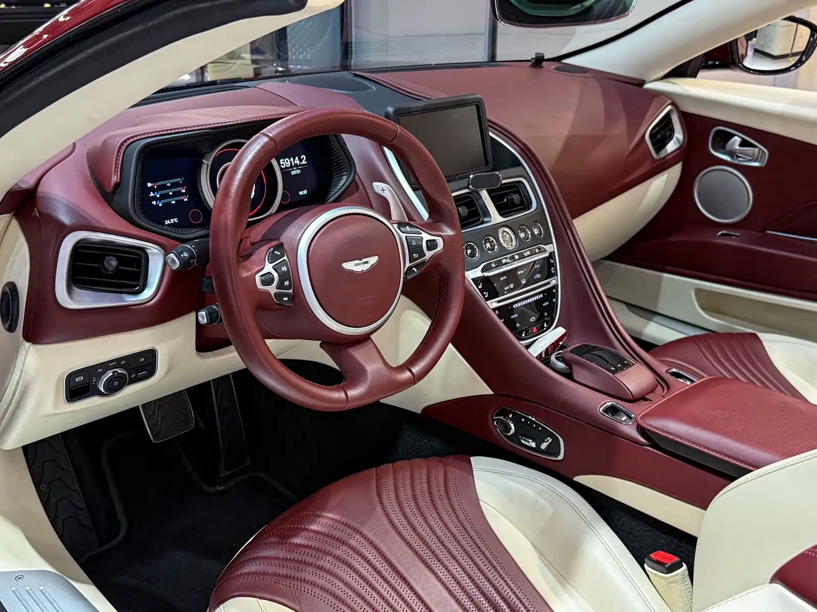 Фото 8 - Aston Martin DB11