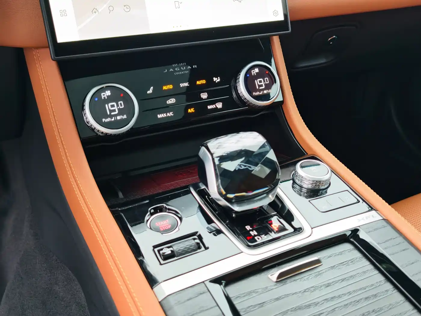 Jaguar XFL 2024 2.0T P300 AWD Flagship Sport Gilded Edition фото 13