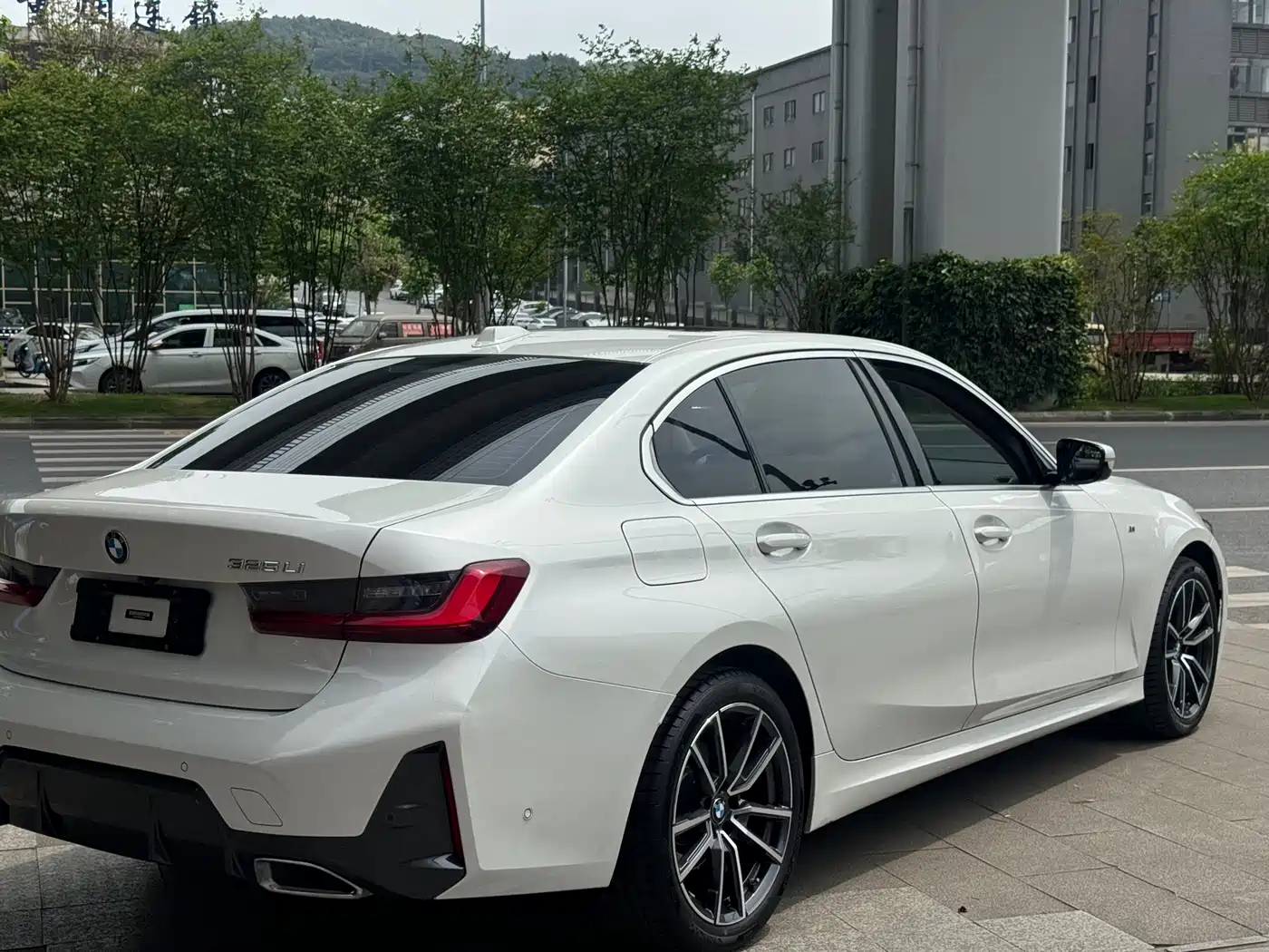 BMW 3 Series 2023 325Li M Sport Package фото 6