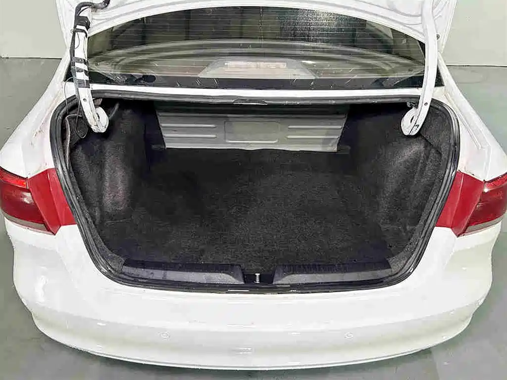 Volkswagen Santana 2013 1.6L Automatic Trend Edition фото 6