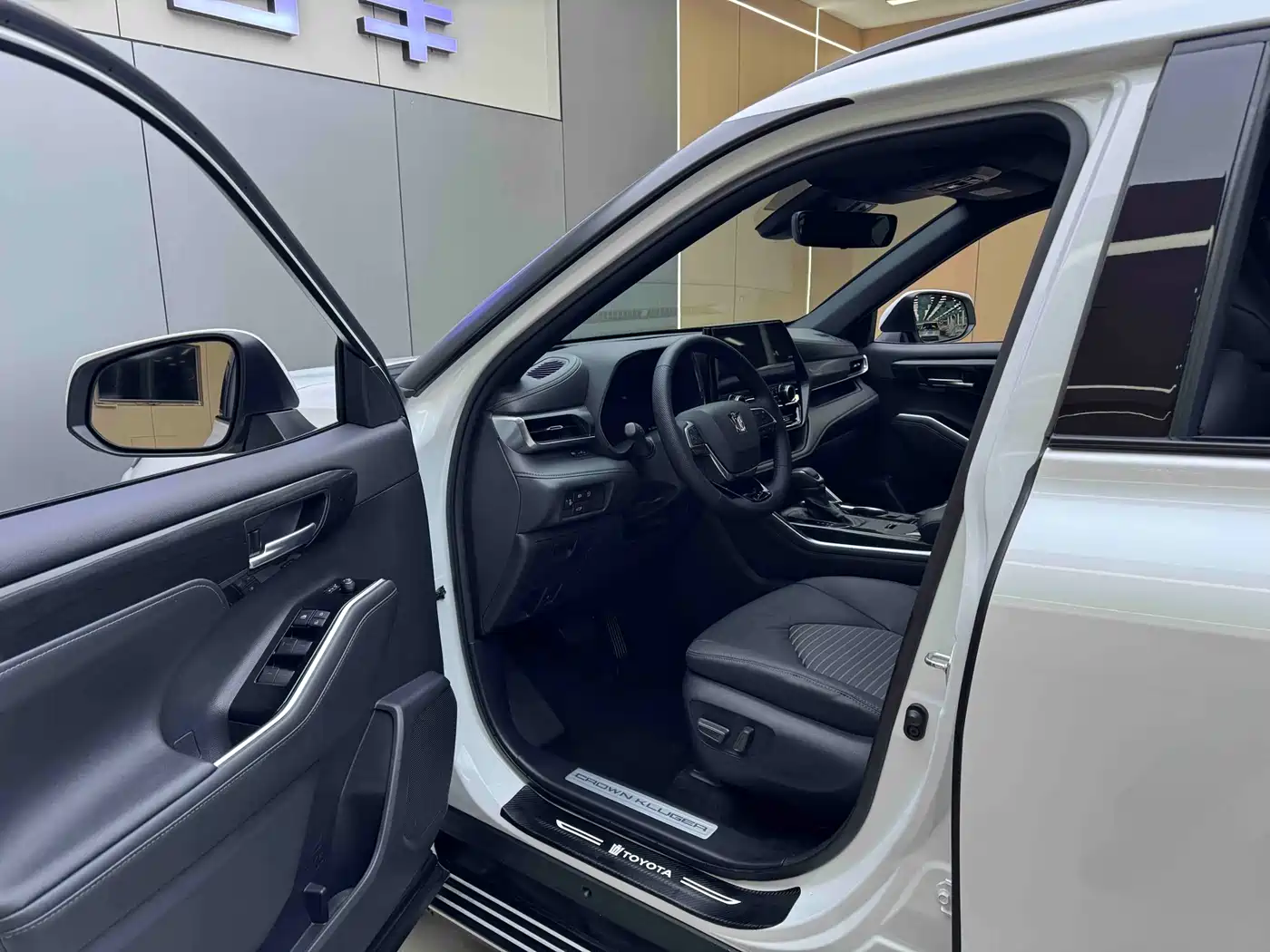 Toyota Crown Kluger 2021 2.5L HEV 4WD Premium фото 7