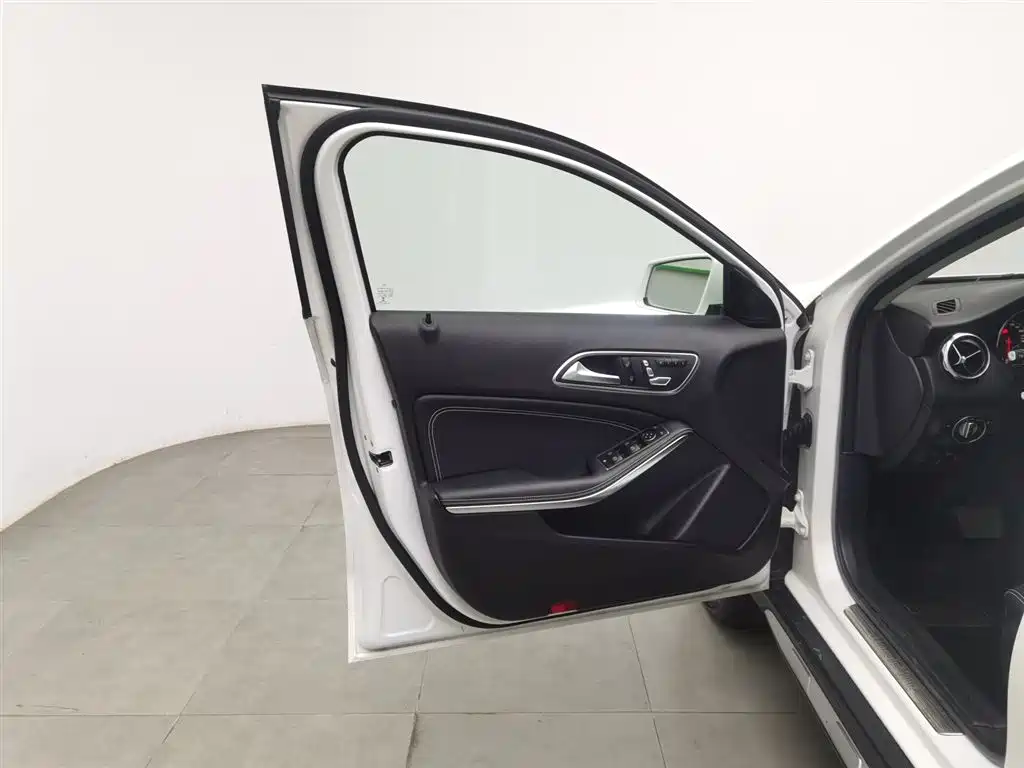 Mercedes-Benz GLA 2017 GLA 200 Dynamic фото 8