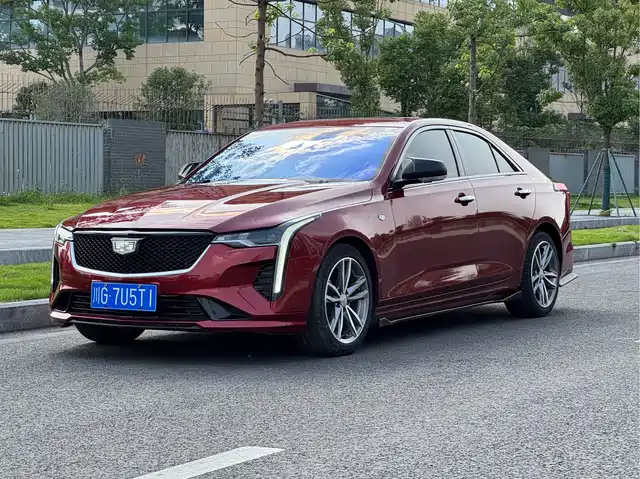 Cadillac CT4 28T, Люкс