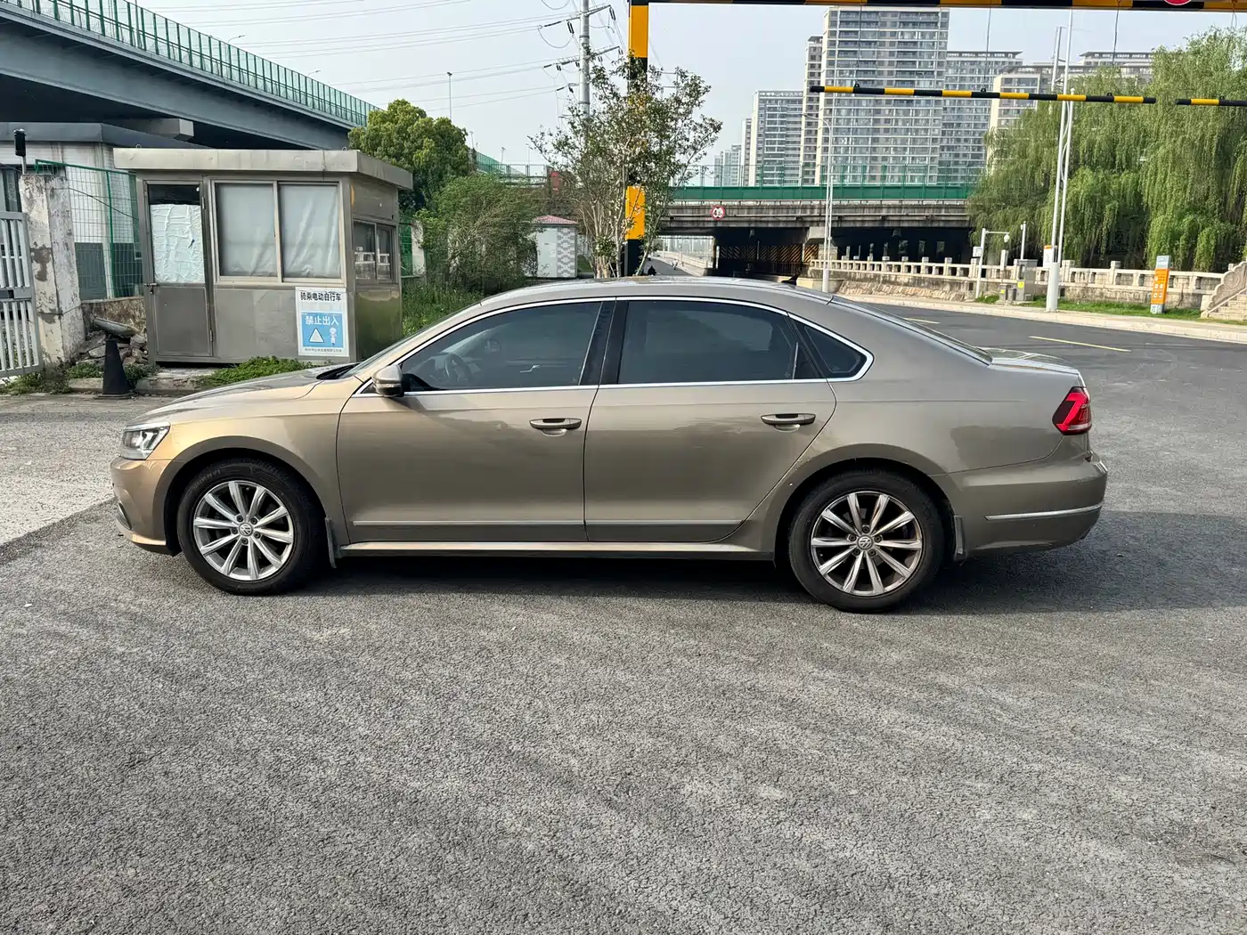 Volkswagen Passat 2016 280TSI DSG Honor Edition фото 13