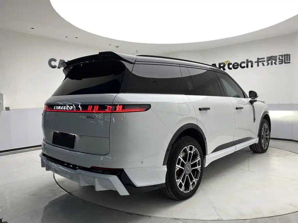 2025 Lynk & Co 900