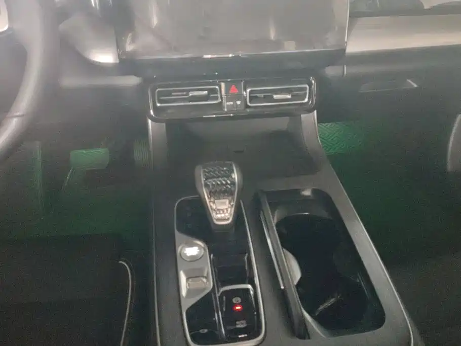 GAC Trumpchi Trumpchi GS8 2024 2025 Pilot Series 2.0TGDI 2WD Luxury Edition 5-seater
