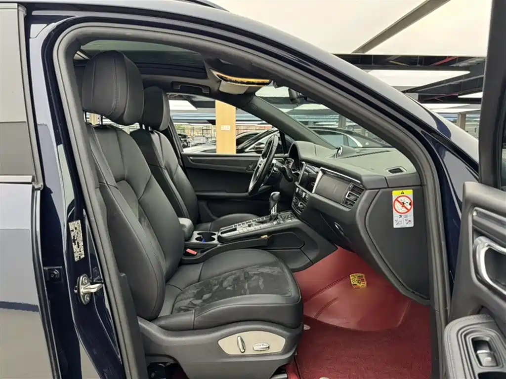 PORSCHE MACAN