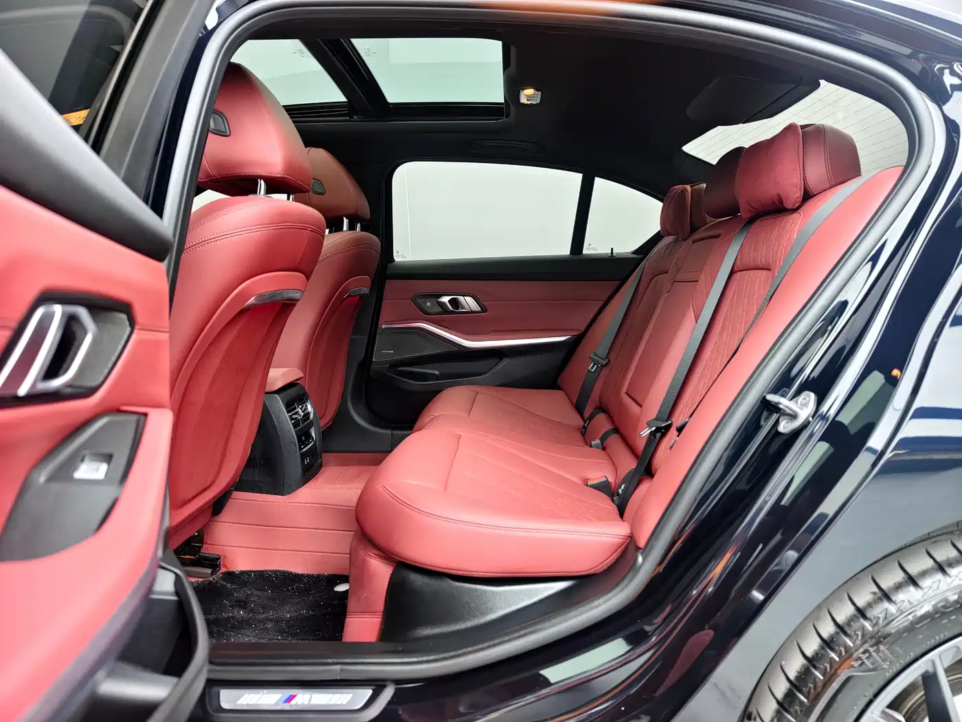 BMW 3 Series 2025 330Li Premium M Sport Night Edition фото 16