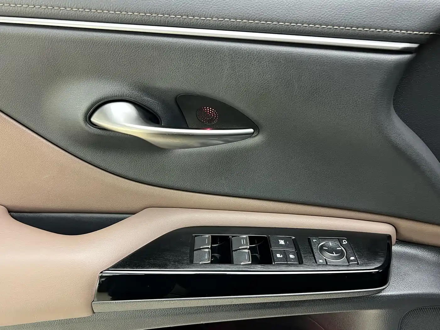 Lexus ES 2022 300h Excellence Edition фото 18