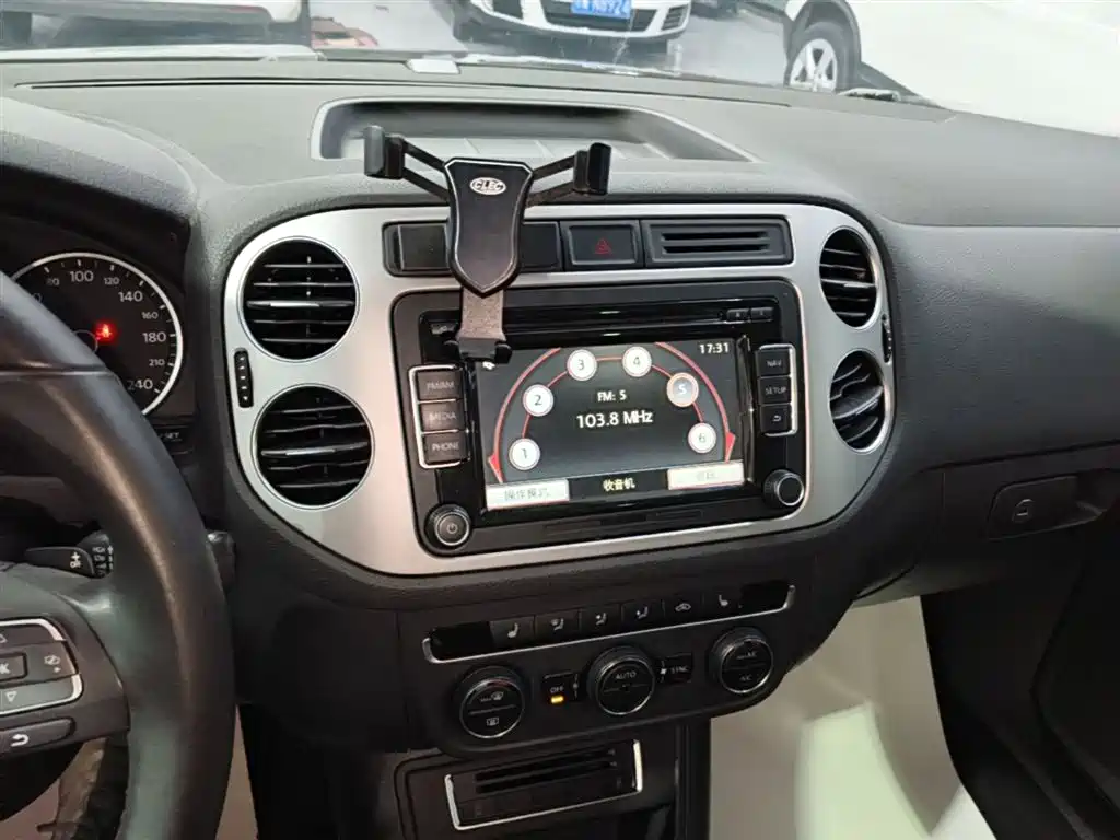 Volkswagen Tiguan 2015 1.8TSI Automatic 2WD Highline фото 13