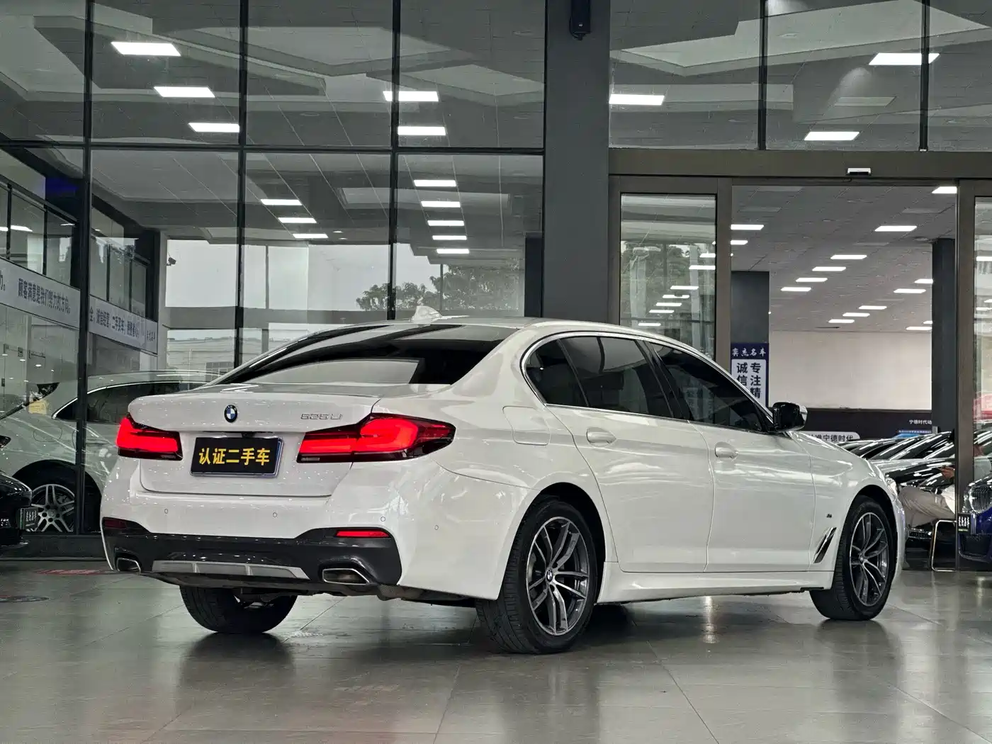BMW 5 Series 2021 525Li M Sport Package фото 17