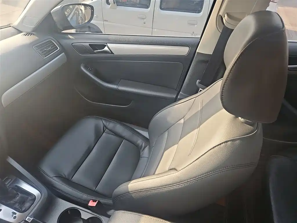Volkswagen Sagitar 2014 Facelift 1.6L Automatic Comfort фото 14