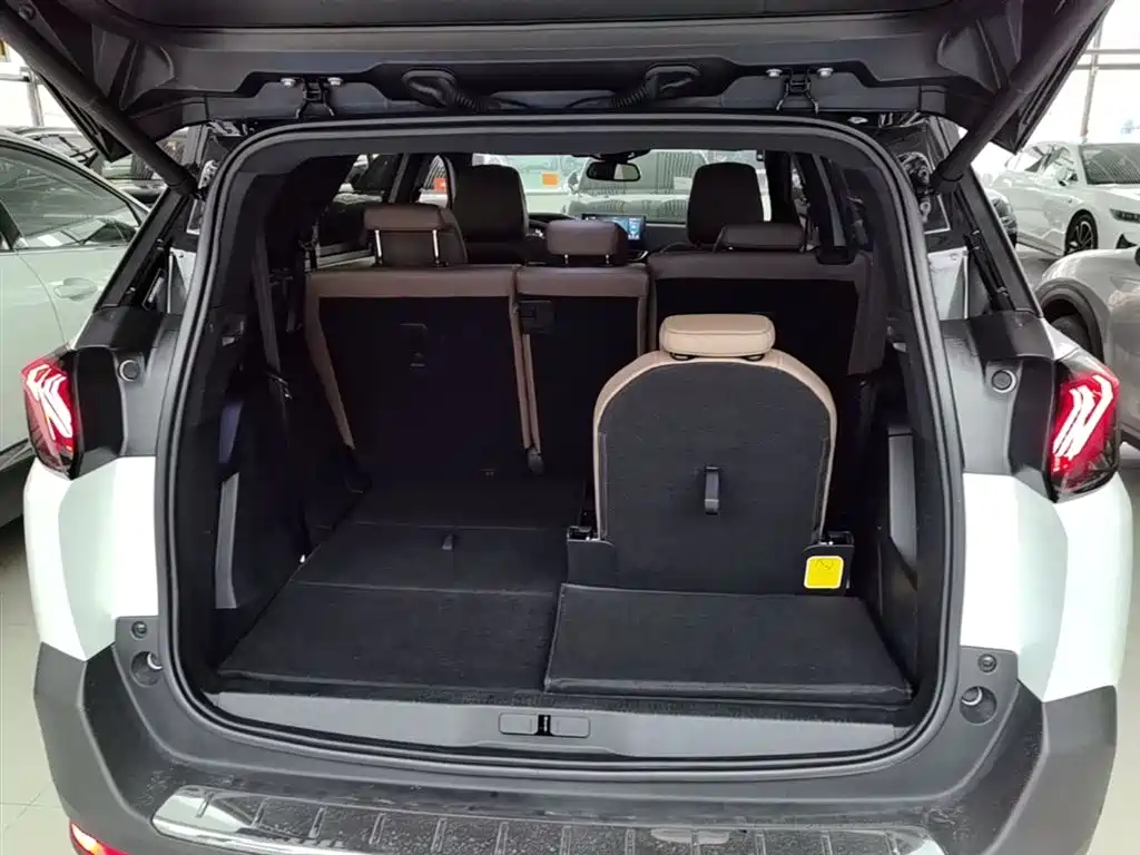 Peugeot 5008 2023 400THP Flagship Honor Edition 7-seater фото 19