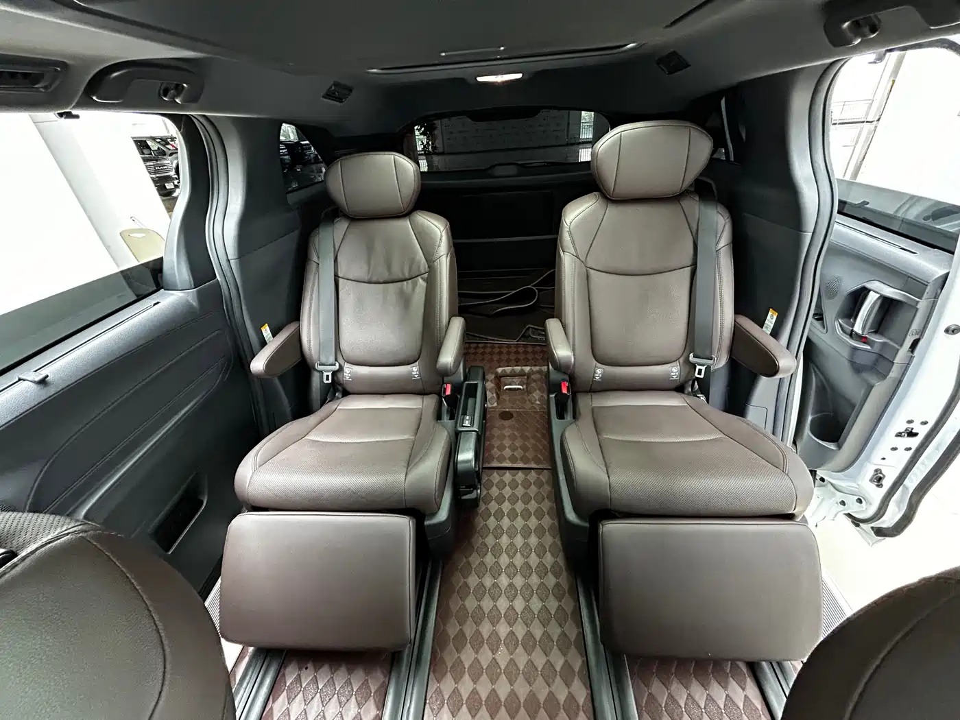 Toyota Sienna 2024 2.5L Hybrid Platinum Edition фото 17