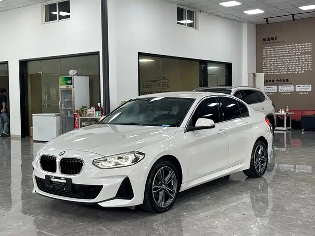 BMW 1 Series 2023 120i M Sport — фото 1