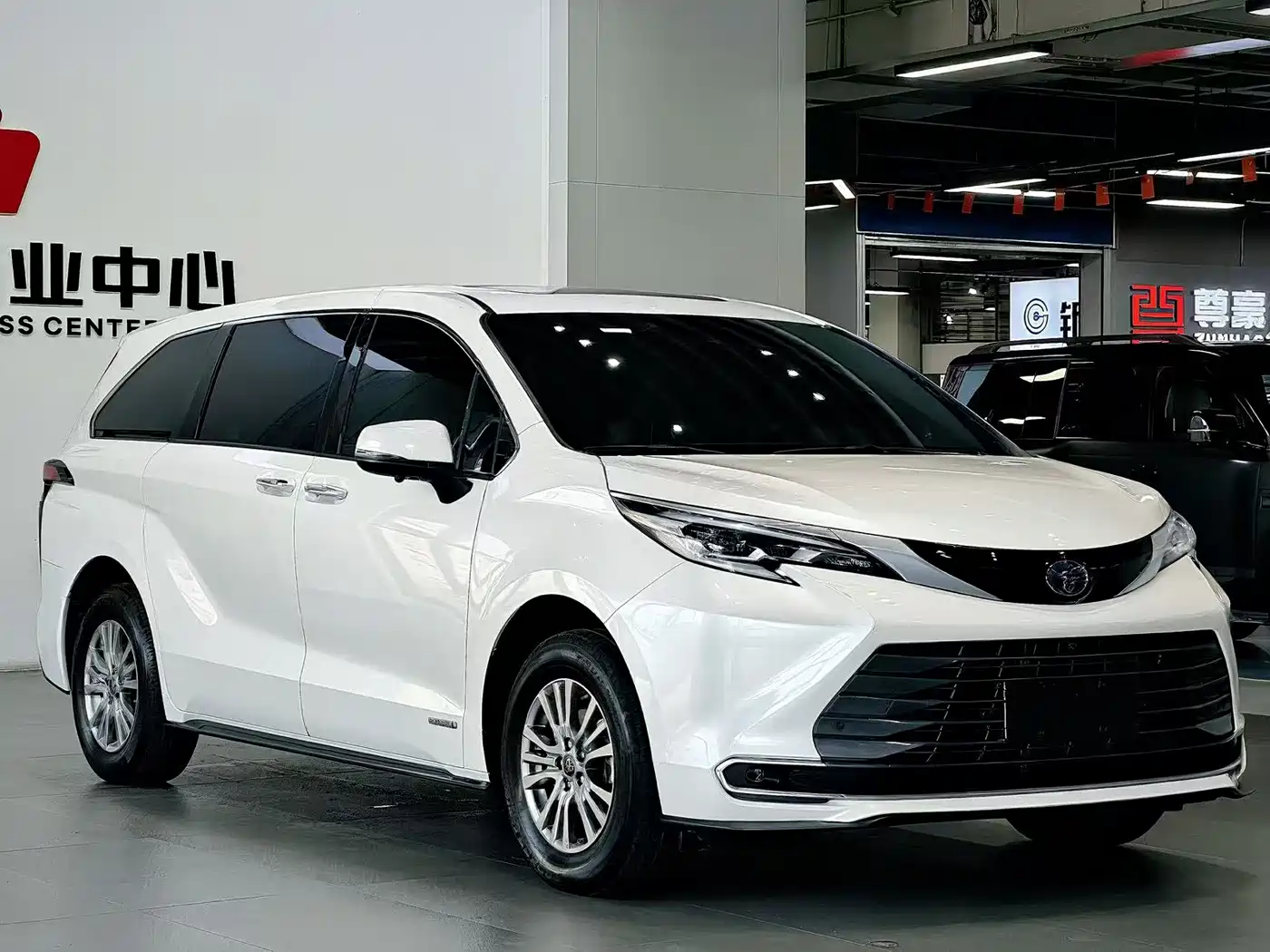 Toyota Sienna 2023 2.5L Hybrid Luxury Edition фото 6