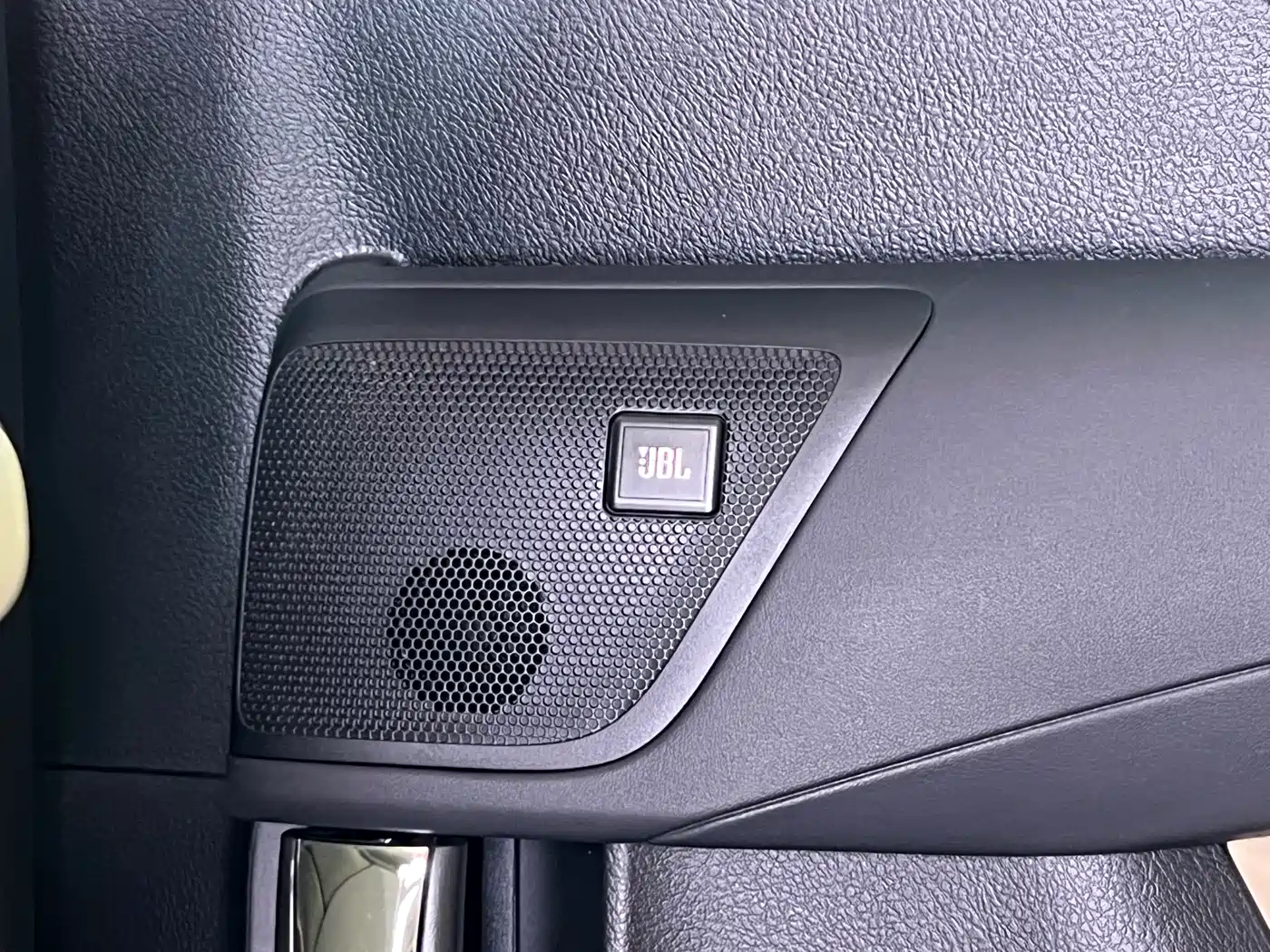 Toyota Alphard 2023 Dual Hybrid 2.5L Ultimate Gold Edition фото 31