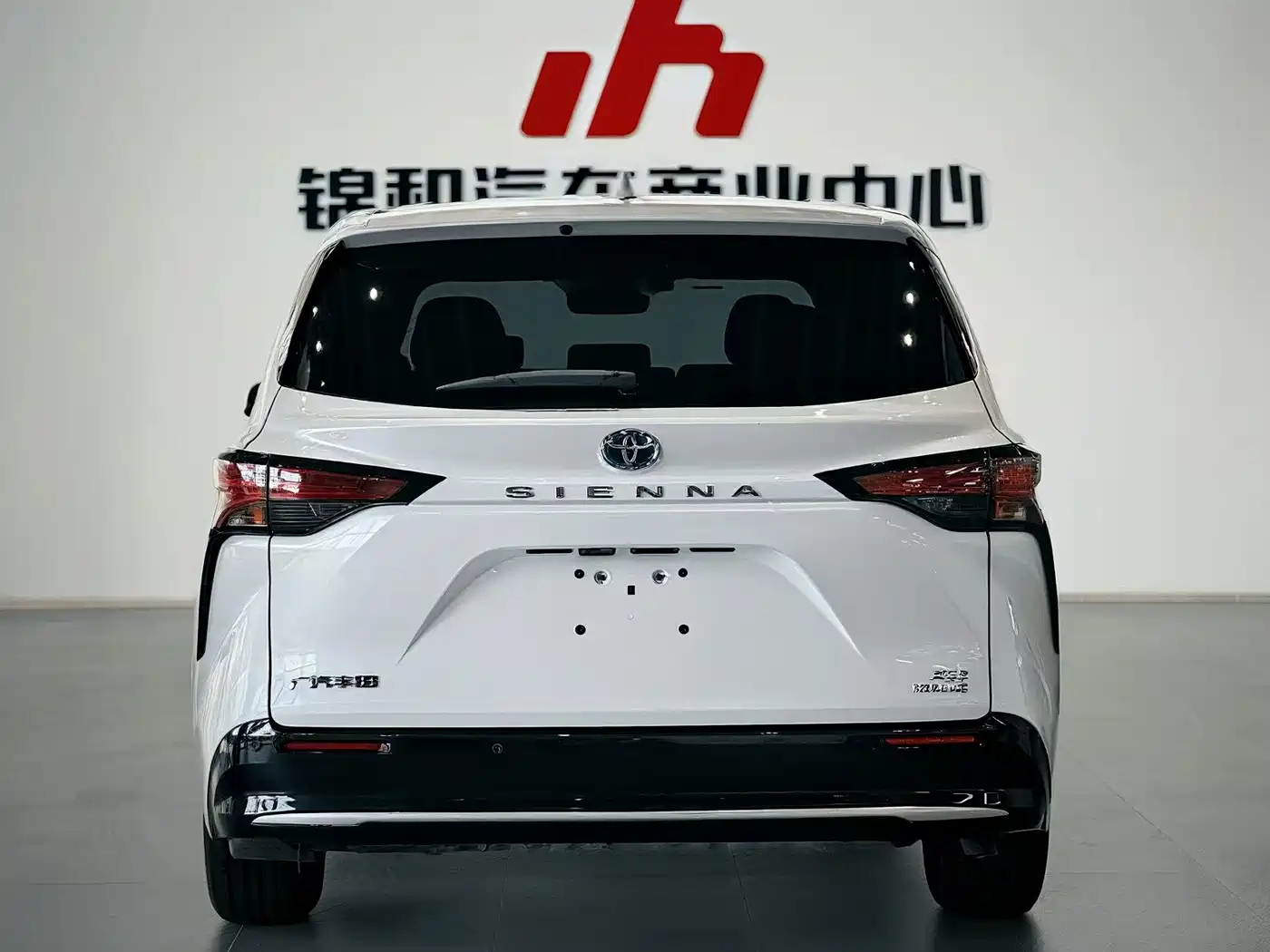 Toyota Sienna 2023 2.5L Hybrid Luxury Edition фото 4