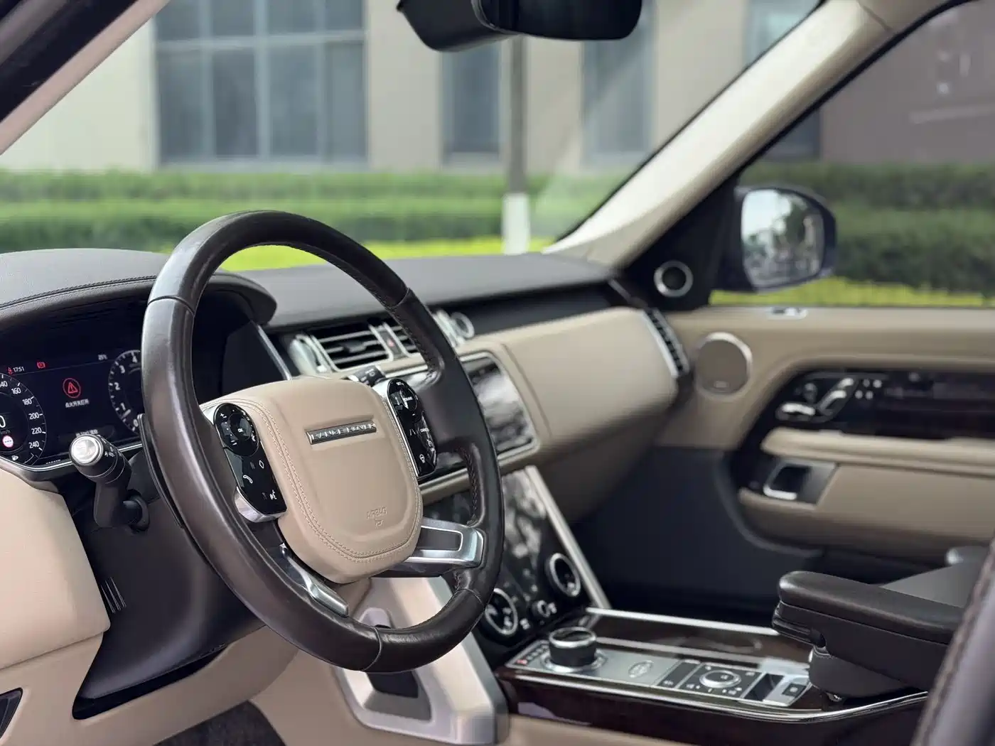Land Rover Range Rover 2021 3.0 L6 Heritage Extended Classic Edition фото 5