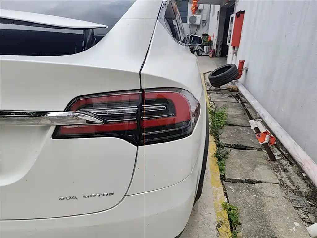 TESLA MODEL X