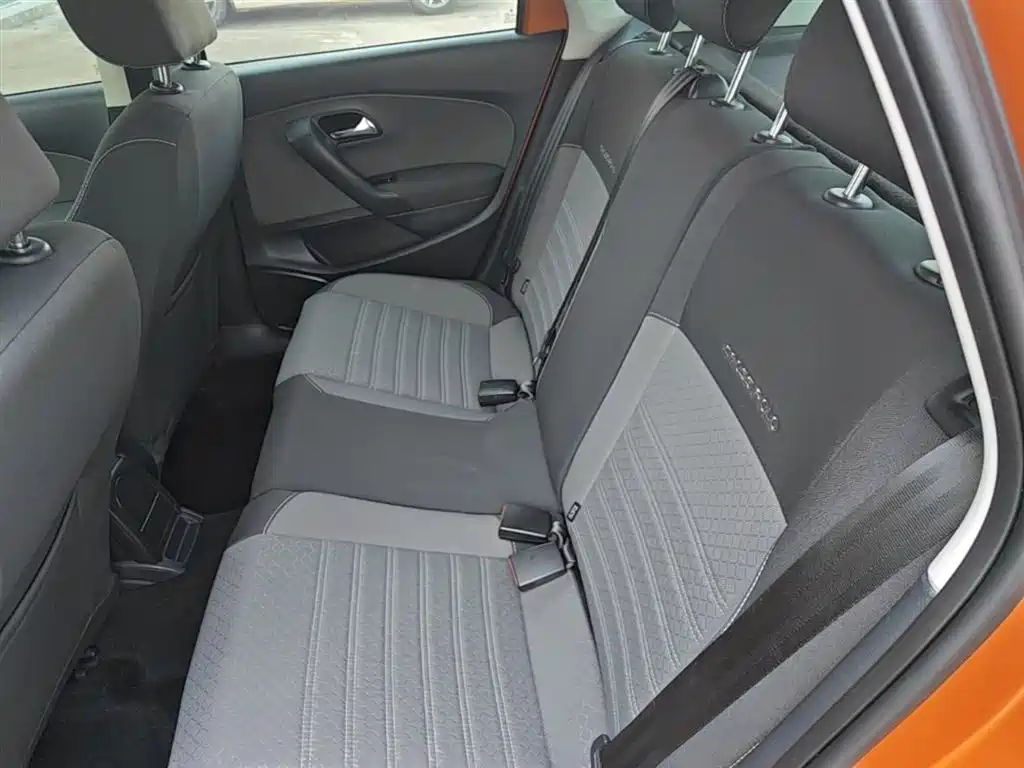 Volkswagen Polo 2014 1.6L Cross Polo Automatic фото 17