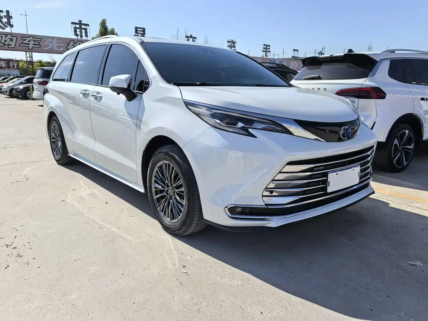 Toyota Sienna 2023 2.5L Hybrid Comfort Edition фото 3