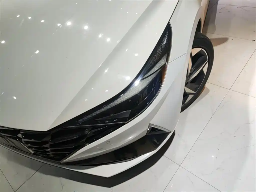 Hyundai Elantra 2022 1.5L CVT LUX Premium Edition фото 7