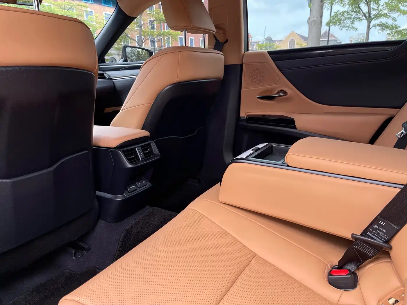 Lexus ES 2023 200 Excellence Edition фото 20
