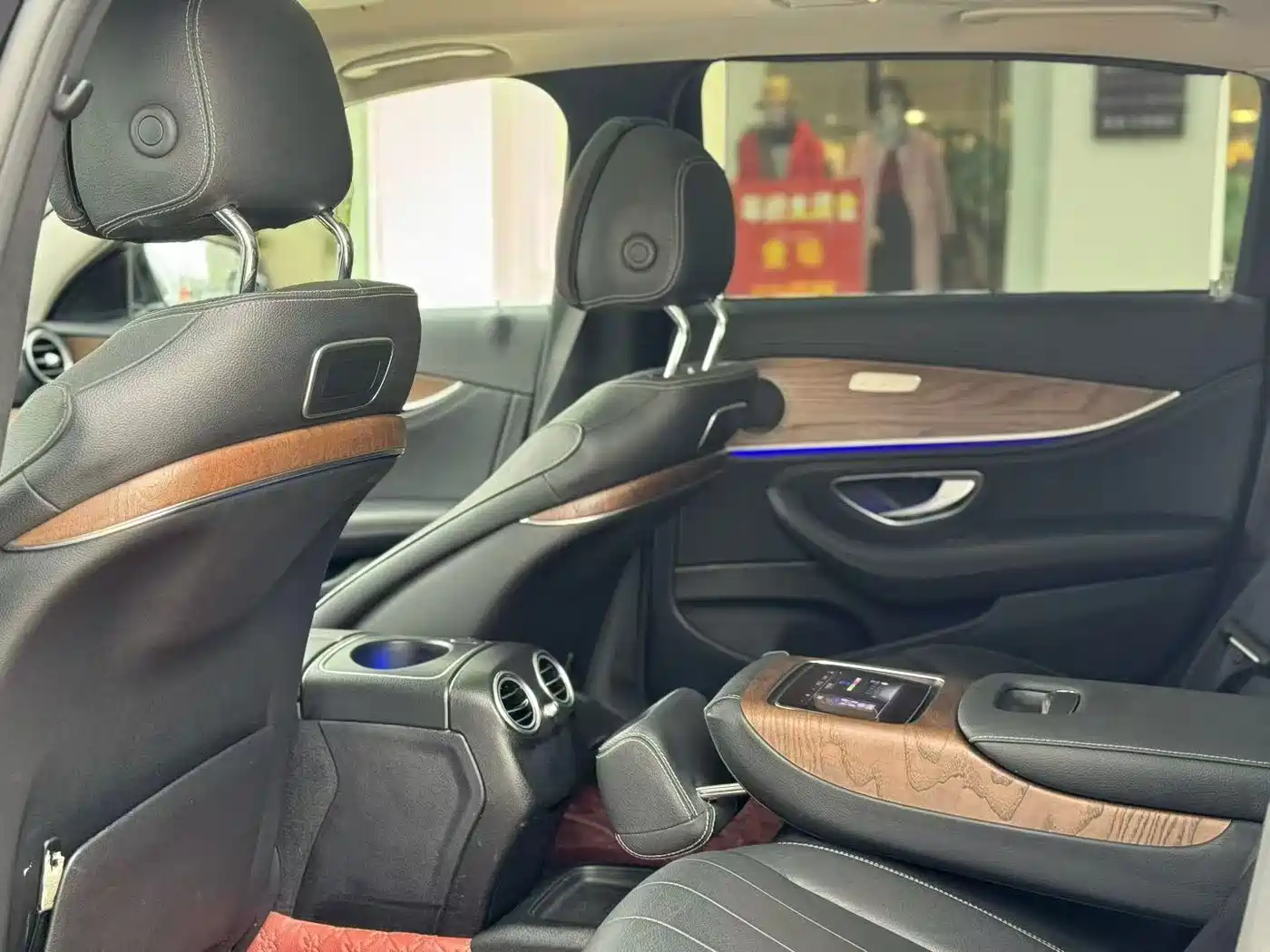 Mercedes-Benz E-Class 2017 Model E 320 L 4MATIC фото 4